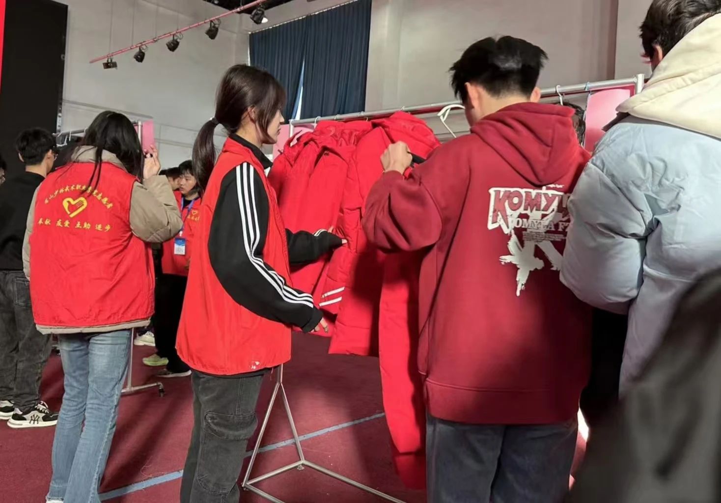 1733387408213448.jpg 校會誌願者發棉服.jpg
